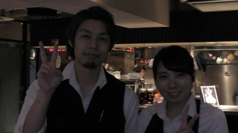 横浜駅西口にあるガーリックテーブルにて研修中のカフェ学科2年桑原成美さんが、店長とのツーショット！